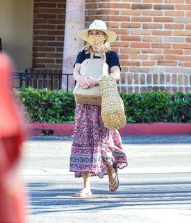 Reese Witherspoon feet photo thumbnail