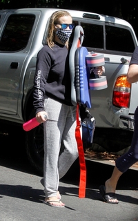 Reese Witherspoon feet photo thumbnail