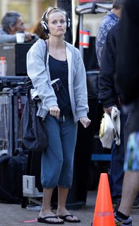 Reese Witherspoon feet photo thumbnail