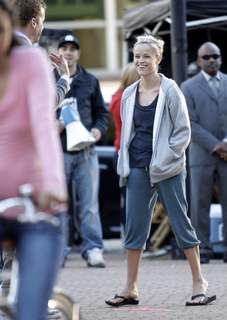 Reese Witherspoon feet photo thumbnail