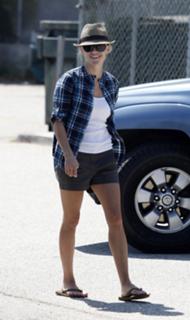 Reese Witherspoon feet photo thumbnail