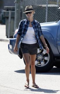 Reese Witherspoon feet photo thumbnail
