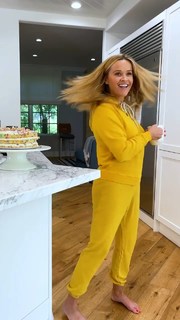 Reese Witherspoon feet photo thumbnail