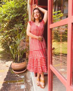 Regiane Alves feet photo 2