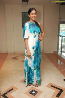 Regina Cassandra feet photo thumbnail