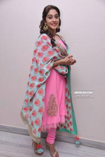 Regina Cassandra feet photo thumbnail