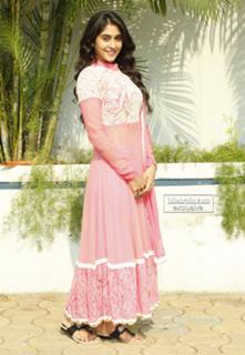 Regina Cassandra feet photo thumbnail