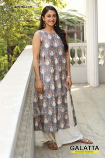 Regina Cassandra feet photo thumbnail