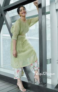 Regina Cassandra feet photo thumbnail