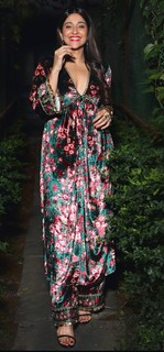 Regina Cassandra feet photo thumbnail