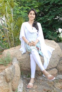 Regina Cassandra feet photo thumbnail