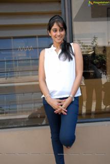 Regina Cassandra feet photo thumbnail