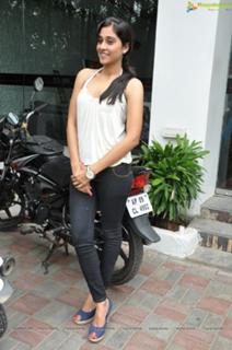 Regina Cassandra feet photo thumbnail