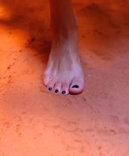 Regina Todorenko feet photo thumbnail