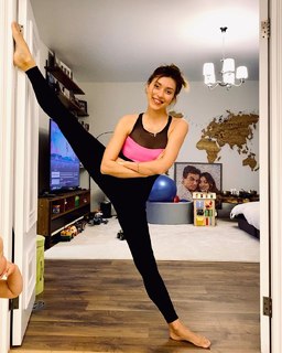 Regina Todorenko feet photo thumbnail