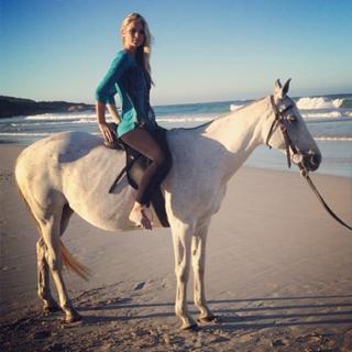 Renae Ayris feet photo 10