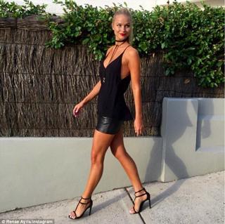 Renae Ayris feet photo 10