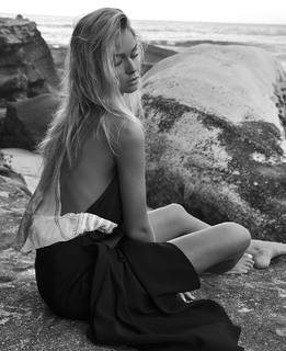 Renae Ayris feet photo 3