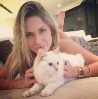 Renata Dávila feet photo thumbnail