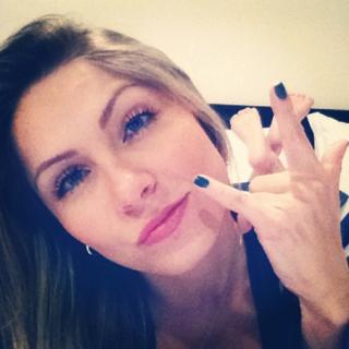 Renata Dávila feet photo thumbnail