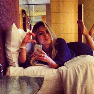 Renata Dávila feet photo thumbnail