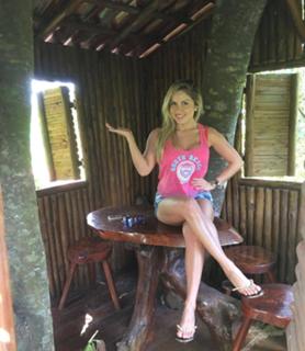 Renata Dávila feet photo thumbnail