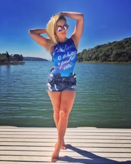 Renata Dávila feet photo thumbnail