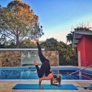 Renata Dávila feet photo thumbnail