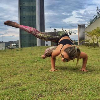 Renata Dávila feet photo thumbnail