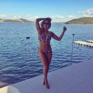 Renata Dávila feet photo thumbnail