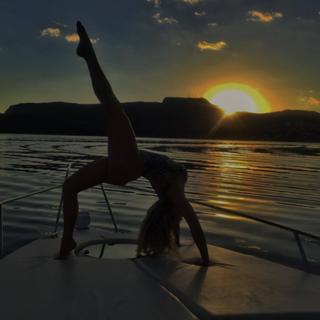 Renata Dávila feet photo thumbnail