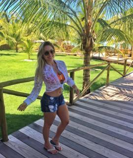 Renata Dávila feet photo thumbnail