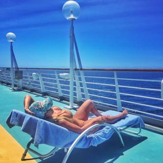 Renata Dávila feet photo thumbnail