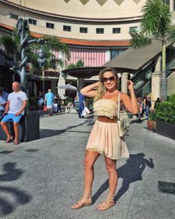 Renata Dávila feet photo thumbnail