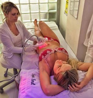 Renata Dávila feet photo thumbnail