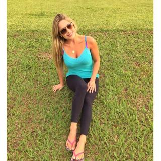 Renata Dávila feet photo thumbnail