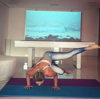 Renata Dávila feet photo thumbnail