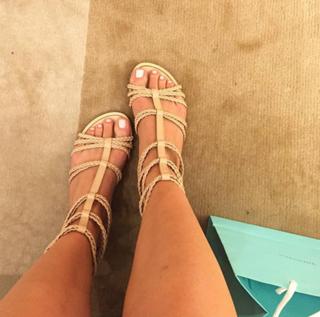 Renata Dávila feet photo thumbnail