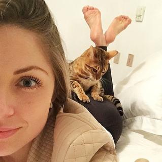 Renata Dávila feet photo thumbnail