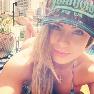 Renata Dávila feet photo thumbnail