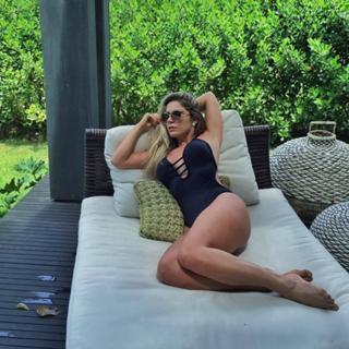 Renata Dávila feet photo thumbnail