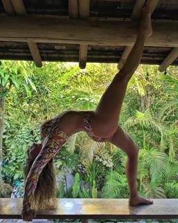 Renata Dávila feet photo thumbnail