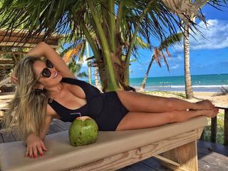 Renata Dávila feet photo thumbnail