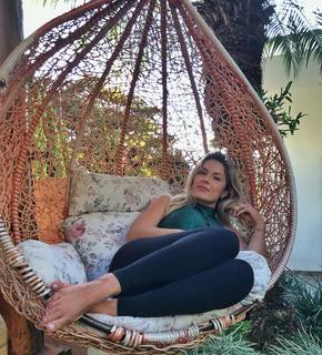 Renata Dávila feet photo thumbnail