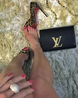 Renata Dávila feet photo thumbnail