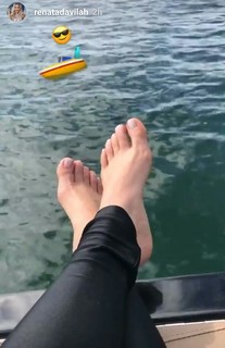 Renata Dávila feet photo thumbnail