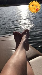 Renata Dávila feet photo thumbnail