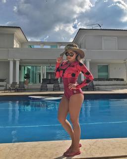 Renata Dávila feet photo thumbnail