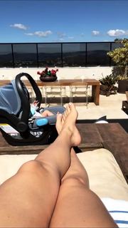 Renata Dávila feet photo thumbnail
