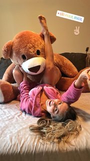 Renata Dávila feet photo thumbnail